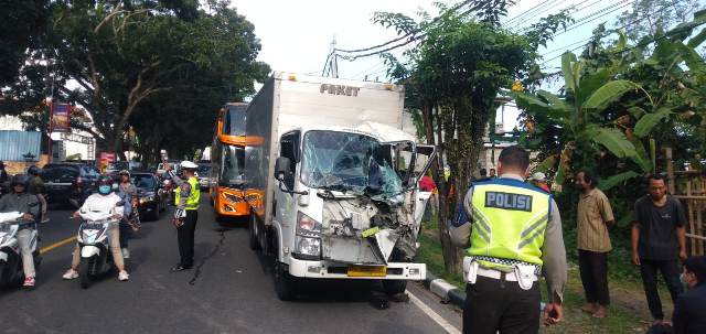 Tabrakan Beruntun Libatkan Satu Bus dan Dua Truk Box