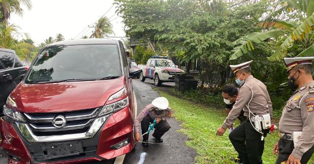 Terpeleset di Jalan Licin, Pengendara Vario Tewas Tabrak Mobil