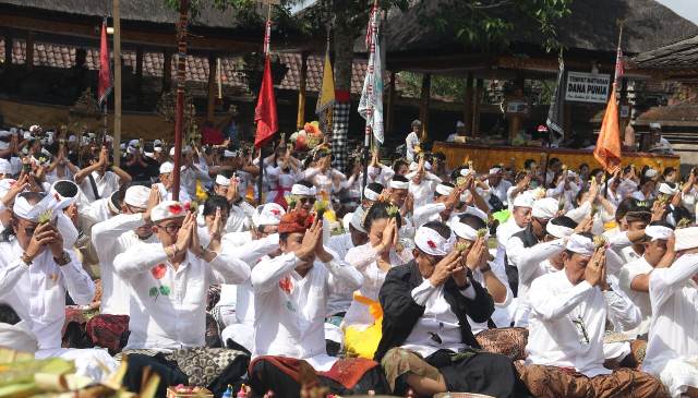 Wagub Cok Ace Hadiri Prosesi Nganyarin Pemkab Bangli di Pura Mandara Giri Agung Semeru