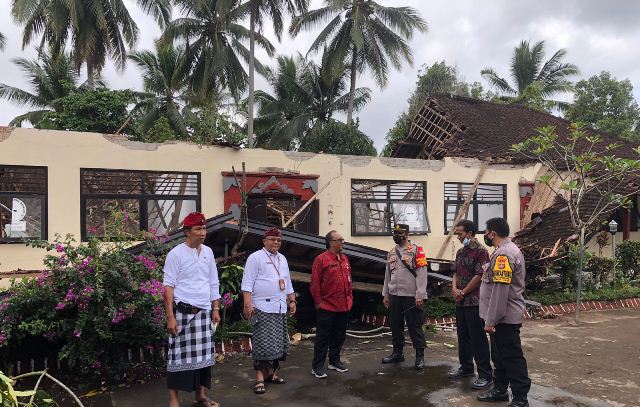 Untung Kejadiannya Malam, Diguyur Hujan Deras, Bangunan SDN 1 Gadung Sari Roboh