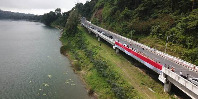 Semarak HUT ke-77 RI, Bentangkan Bendera Merah Putih di Shortcut Bedugul