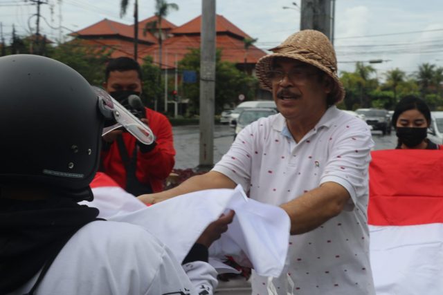 Dukung Gerakan 10 Juta Bendera Merah Putih, Kesbangpol Provinsi Bali Bagi 7000 Bendera Merah Putih 