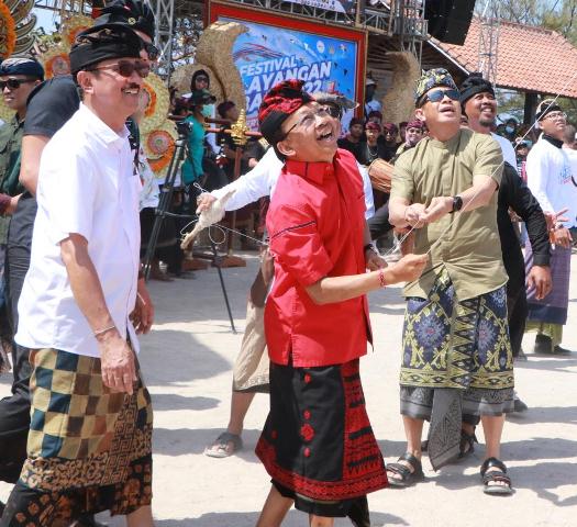 Gubernur Koster Buka Festival Layang-Layangan di Pantai Mertasari