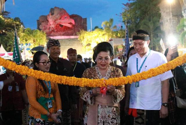 Ny. Putri Koster Apresiasi Festival Nusantara di GWK