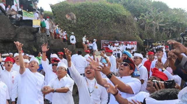 Gubernur Koster Rayakan Rahina Tumpek Uye di Pura Batur Ancang Yeh Gangga