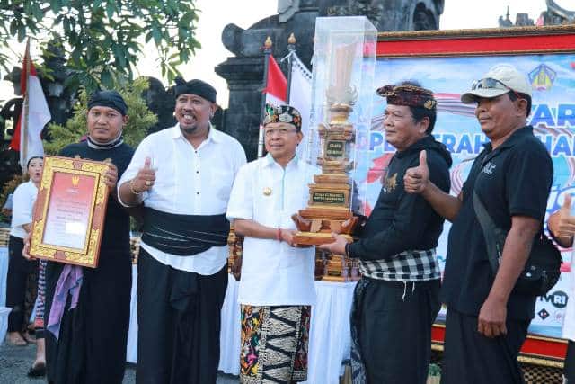 Gubernur Koster Serahkan Piala Gubernur Pemenang Grand Champions Festival Layangan Bali Tahun 2022