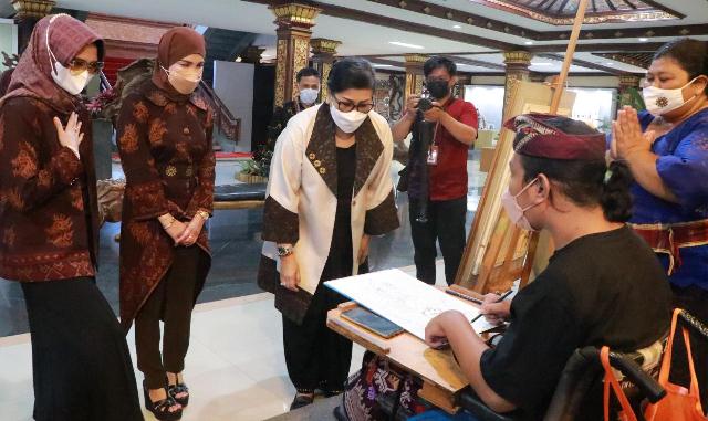 Ikatan Istri Anggota BPK RI Kunjungi Pameran IKM Bali Bangkit