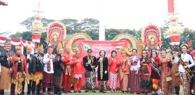 Keragaman Pakaian Adat Nusantara Apel HUT ke-77 RI di Kabupaten Tabanan