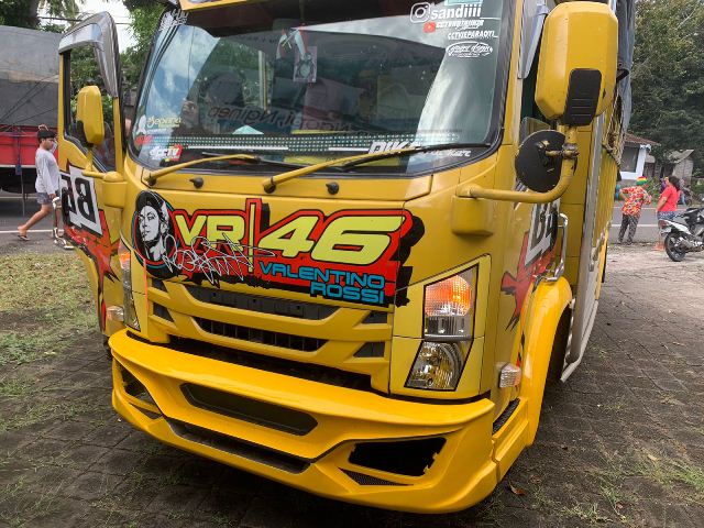 Niat Nyalip, Truk Seruduk Vario, Pemotor Tewas