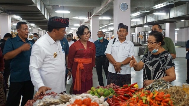 Penjabat Bupati Buleleng Pantau Harga di Pasar Banyuasri