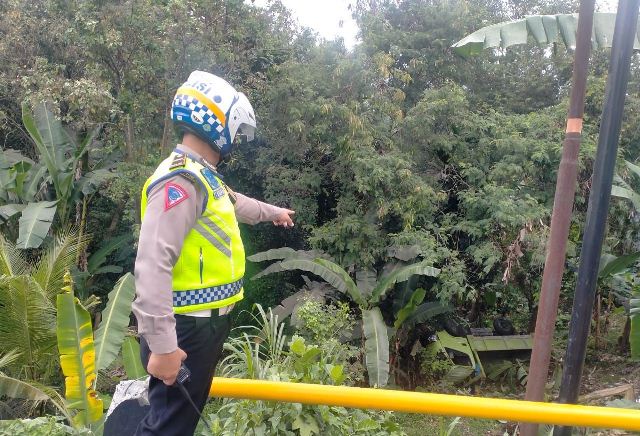 Hindari Tabrakan, Truk Ini Malah Masuk ke Jurang