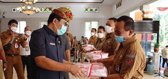 Tumbuhkan Rasa Nasionalisme, Pemkab Buleleng Bagikan 1.360 Bendera Merah Putih