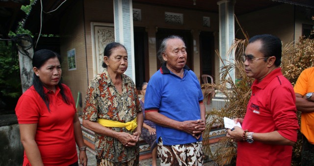 Wakil Bupati Tabanan Bantu Korban Kebakaran