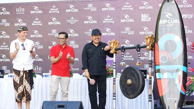 Wagub Bali Cok Ace Apresiasi Penyelenggaraan Kompetisi Selancar International Rip Curl Cup Padang Padang 2022