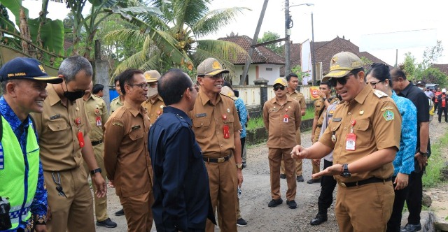 Bupati Tabanan Tinjau Perbaikan Jalan Gadungan-Gempinis