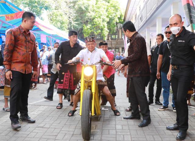 Gubernur Koster Motivasi Siswa SMKN 1 Denpasar Ciptakan Sepeda Motor hingga Kompor Listrik