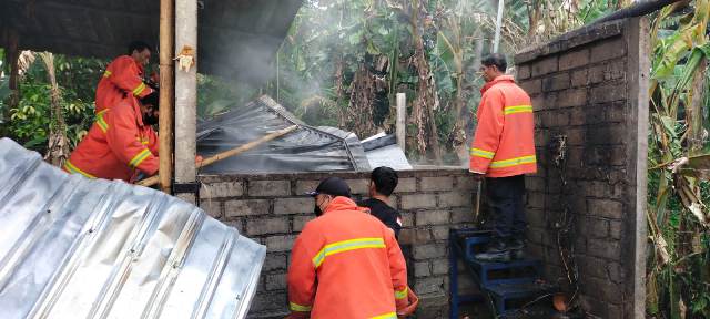 Gudang Penyimpanan Batok Kelapa Terbakar