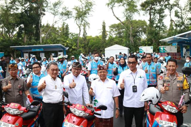 Menteri ESDM Beri Gubernur Wayan Koster Penghargaan Berkat Canangkan Bali sebagai Provinsi Bebas Emisi