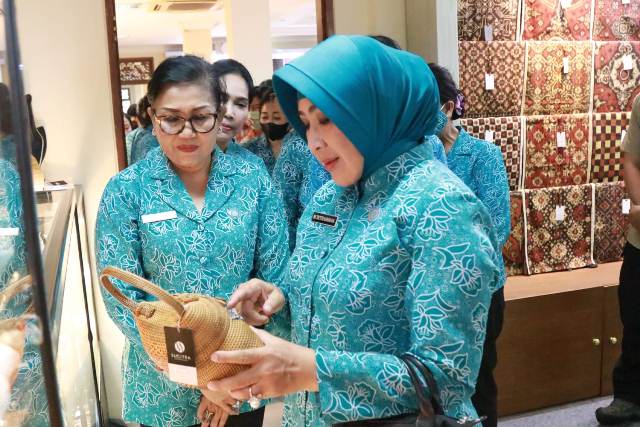 Ny. Tri Tito Karnavian Kunjungi Pameran IKM Bali Bangkit
