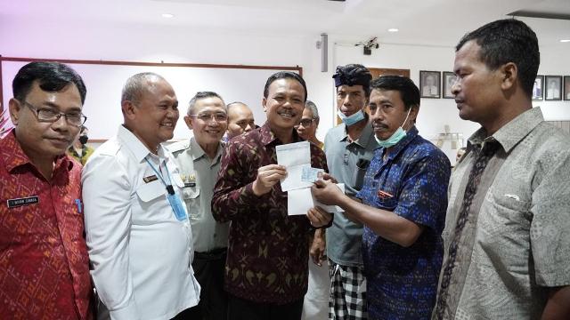 Pemprov Bali Serahkan Bantuan Dari Kementerian Pertanian Kepada Ratusan Peternak Sapi Terdampak PMK