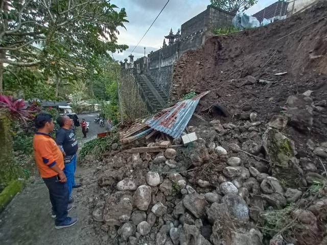 Hujan Deras, Senderan Rumah Warga di Desa Dajan Peken Longsor