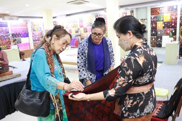 Sukmawati Kunjungi Pameran IKM Bali Bangkit 7