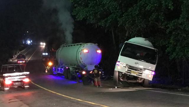 Truk Tangki Semen Mundur dan Terperosok di Tanjakan Samsam