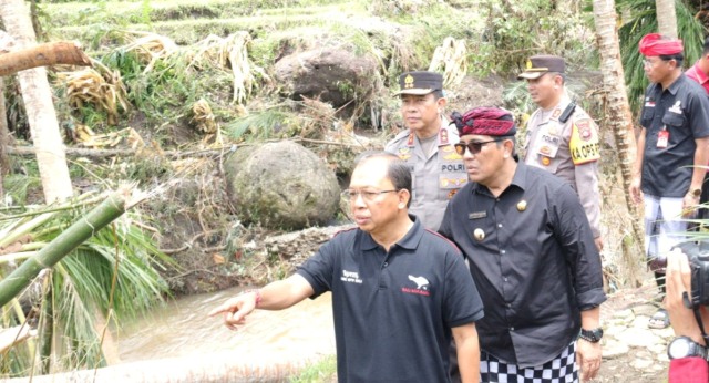 Bupati Sanjaya Dampingi Gubernur Koster Tinjau Langsung Kondisi Pasca Banjir Bandang