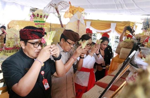 Bupati Tabanan Roadshow di Tiga Desa Hadiri Upacara Yadnya