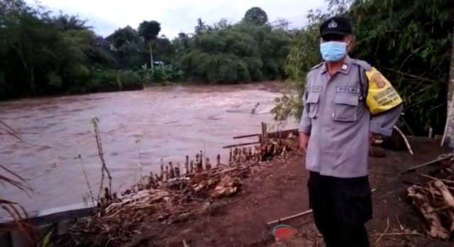 Dua Pemotor Terseret Air Bah saat Seberangi Jembatan Tukad Yeh Ho