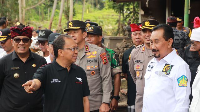 Gubernur Koster-Kapolda Bali Tinjau 3 Lokasi Bencana di Tabanan