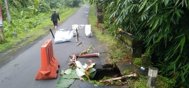 Hujan Deras, Tiga Titik Jalan di Marga Amblas