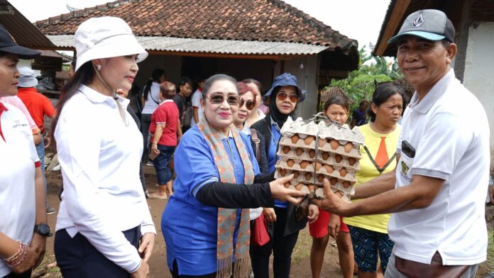 Ketua BKOW Bali Serahkan Bantuan Kepada Warga Terdampak Banjir di Desa Sangkaragung 