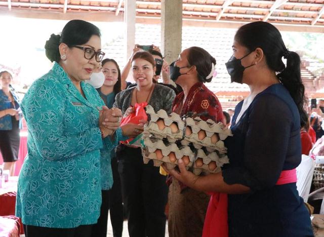 Ny. Putri Koster Serahkan Bansos Penanganan Inflasi pada Empat Kecamatan di Denpasar