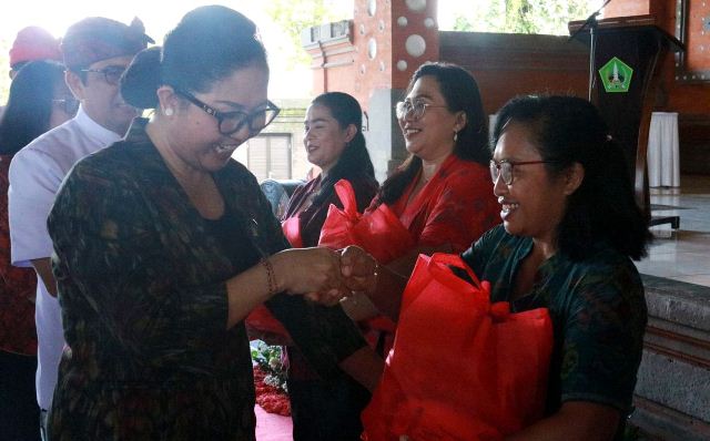 Ny. Rai Wahyuni Sanjaya Bagikan 560 Paket Sembako Kepada Pendidik dan Tenaga Kependidikan PAUD