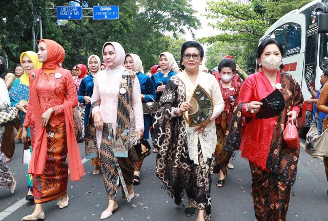 Peringati Hari Batik Nasional, Ny. Putri Koster Ikuti Parade Berkebaya Bersama Ibu Negara