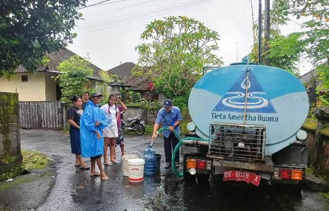 Perumda Tirta Amertha Buana Tabanan Distribusikan Air Tangki