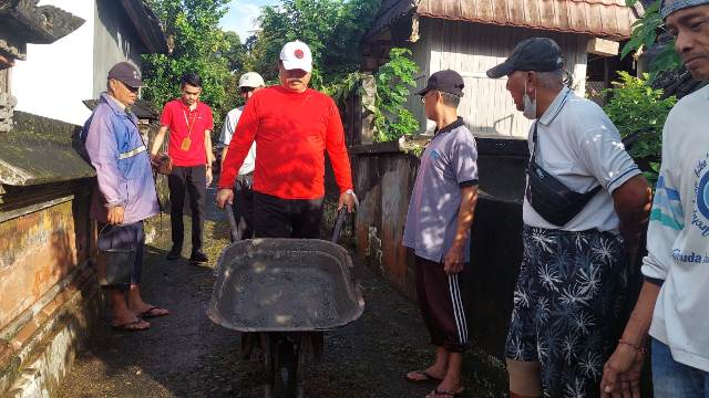 Turba, Ketua DPRD Tabanan Ikut Pembetonan Jalan