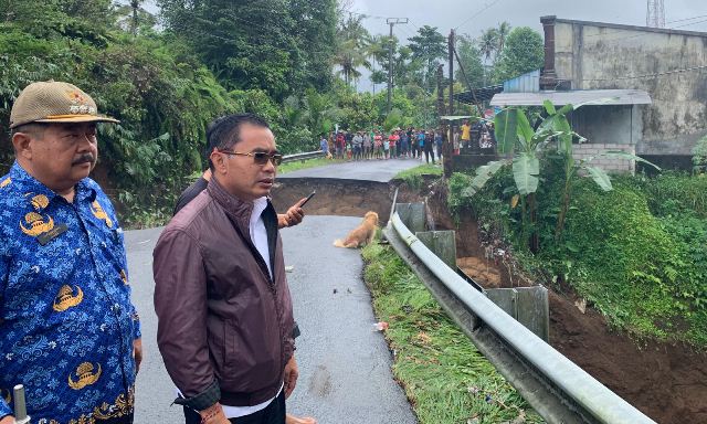 Wabup Edi Wirawan Tinjau Jembatan Putus Akibat Banjir Bandang