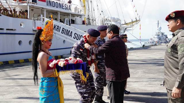 Wagub Cok Ace Sambut Kedatangan KRI Bima Suci-945