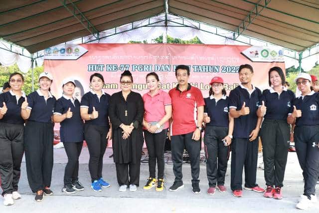 Buka Senam ‘Nangun Sat Kerthi Loka Bali ‘ Serangkaian HUT ke-77 PGRI, Ny. Putri Koster Ajak Orangtua Kawal Tumbuh Kembang Anak