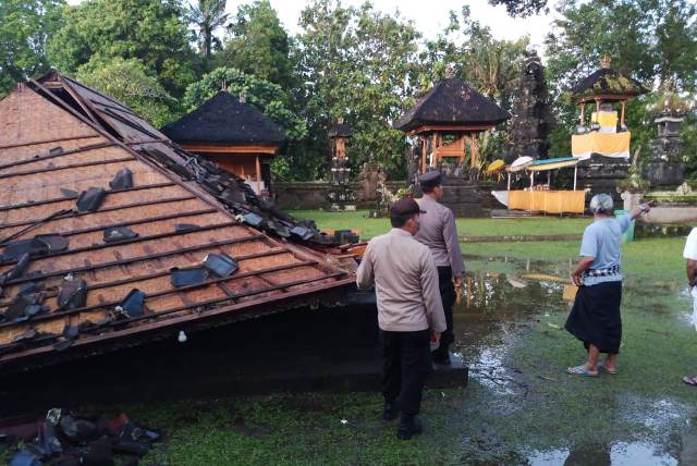 Diterjang Puting Beliung, Bale Pesandekan Pura Dang Kahyangan Gading Wani Roboh