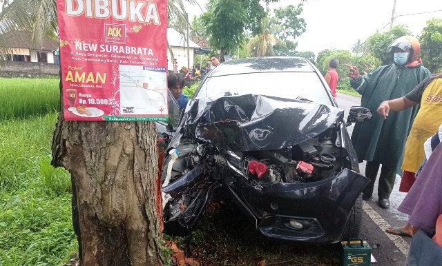 Sopir Diduga Mengantuk, Mobilio Tabrak Pohon 3 Orang Luka-Luka