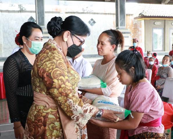  Ketua TP PKK  Bali Serahkan Bantuan Aksi Sosial Menyapa dan Berbagi di Kabupaten Bangli