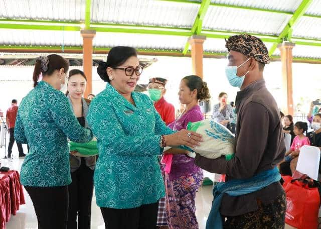 Ketua TP PKK Bali dalam Gelar Aksi Sosial Menyapa dan Berbagi di Kota Denpasar