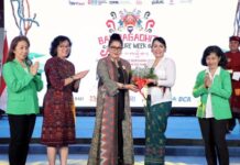 Ny. Putri Koster Buka Lomba Merangkai Bunga Kasna Lomba Merangkai Bunga