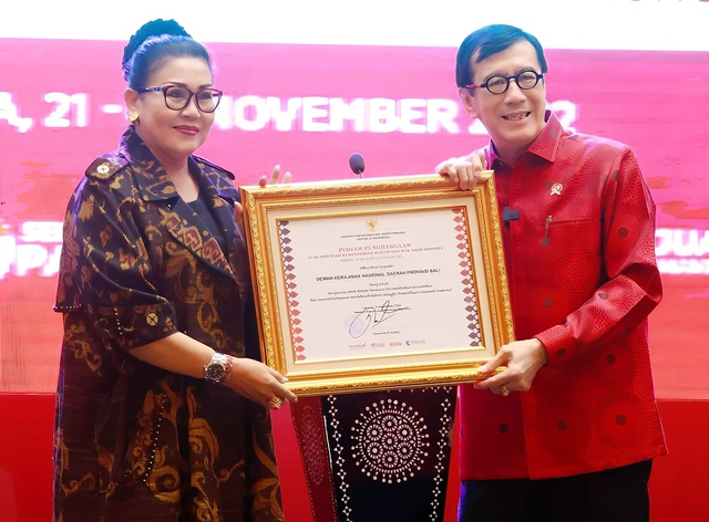 Gubernur Koster dan Ny. Putri Koster Terima Penghargaan Tingkat Nasional untuk Pertumbuhan Kreativitas dan Inovasi Kekayaan Intelektual