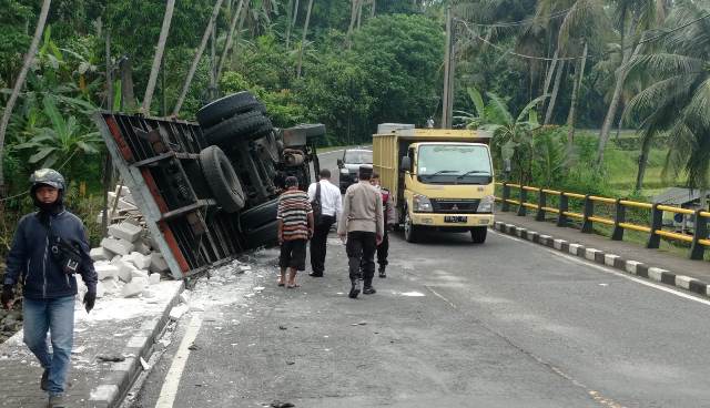 Rem Blong, Truk Tabrak Pembatas Jembatan Lalu Terguling