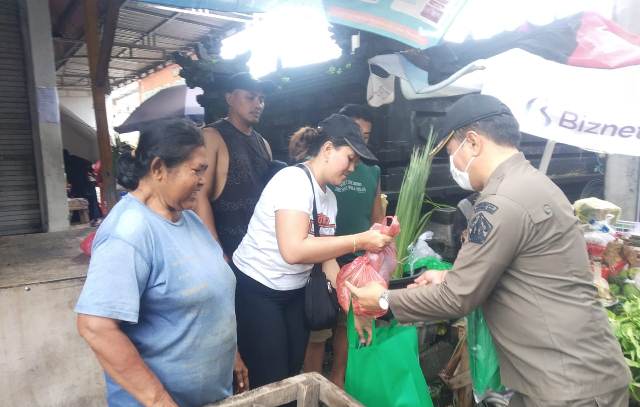 Sasar Tiga Pasar Tradisional, Satpol PP Bali Bagi Seribu Tas Ramah Lingkungan