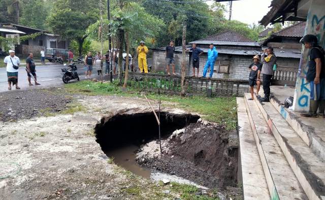 Jadi Korban Tanah Amblas, Pria Asal Banyuwangi Ditemukan Tewas di Bibir Pantai